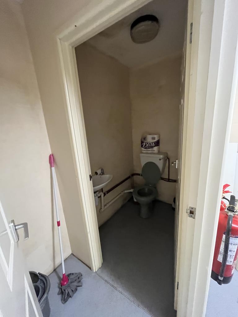 Lot: 30 - MIXED USE INVESTMENT IN TOWN CENTRE - W.C. in bakery unit, photograph provided to the auctioneers